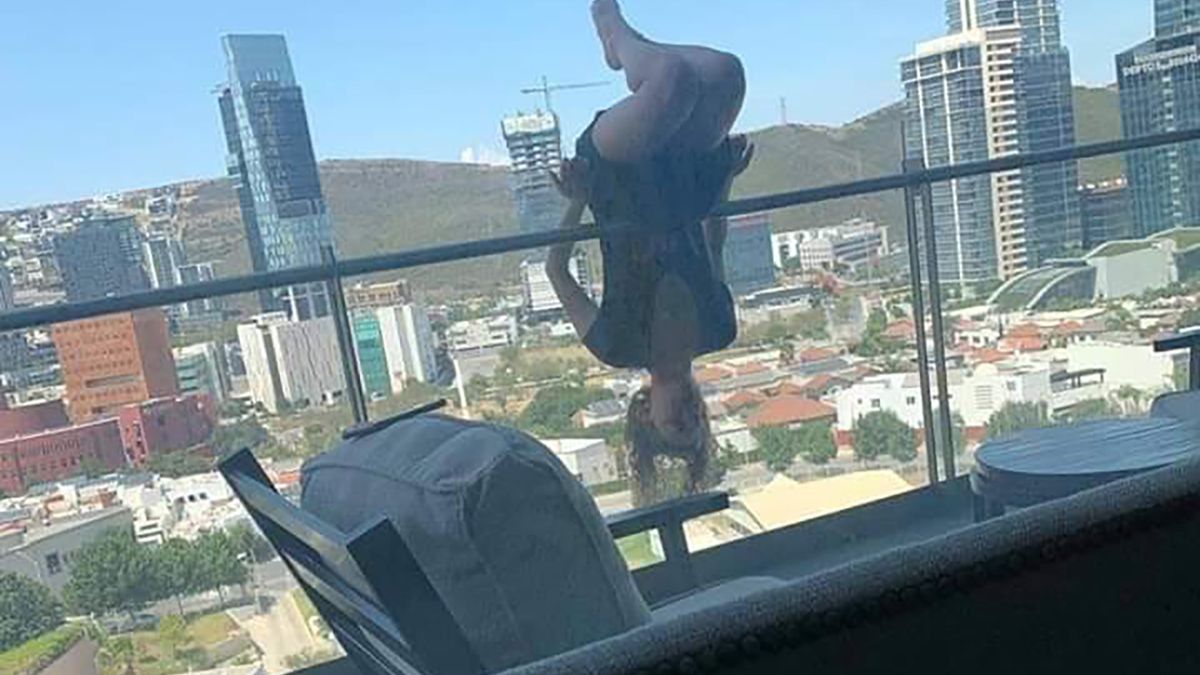 Joginka wypadła z 6 piętra, pozując do zdjęcia. Cudem przeżyła 1