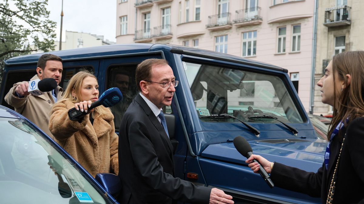 Warszawa, 18.04.2024. Minister spraw wewnętrznych i administracji w latach 2019-2023 oraz Koordynator Służb Specjalnych w latach 2015-2023 Mariusz Kamiński (C) udziela wypowiedzi mediom przed siedzibą Prokuratury Okręgowej w Warszawie, 18 bm. Politycy PiS Mariusz Kamiński i Maciej Wąsik zostali wezwani do prokuratury, gdzie mają usłyszeć zarzuty dotyczące nielegalnego udziału w głosowaniach w Sejmie. (amb) PAP/Paweł Supernak