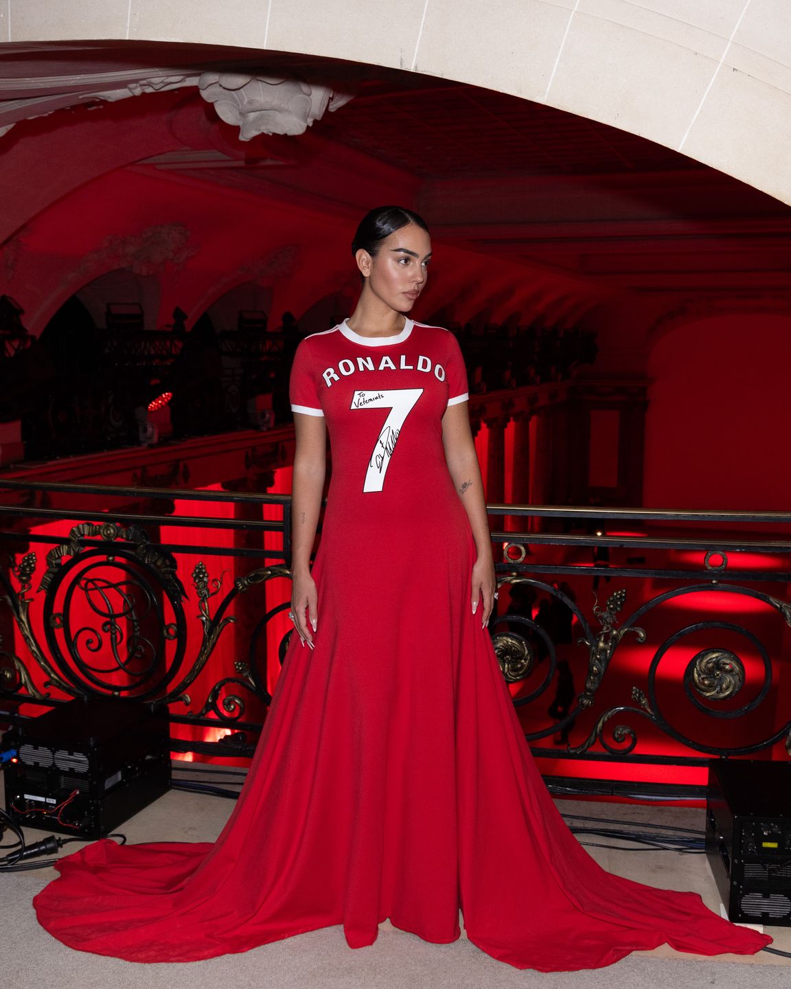 Georgina Rodriguez jako "PRACUJĄCA MAMA" z torebką wartą fortunę