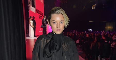 Z gali wyszła na boso. Serialowa "księżna Diana" miała dosyć niewygodnych szpilek