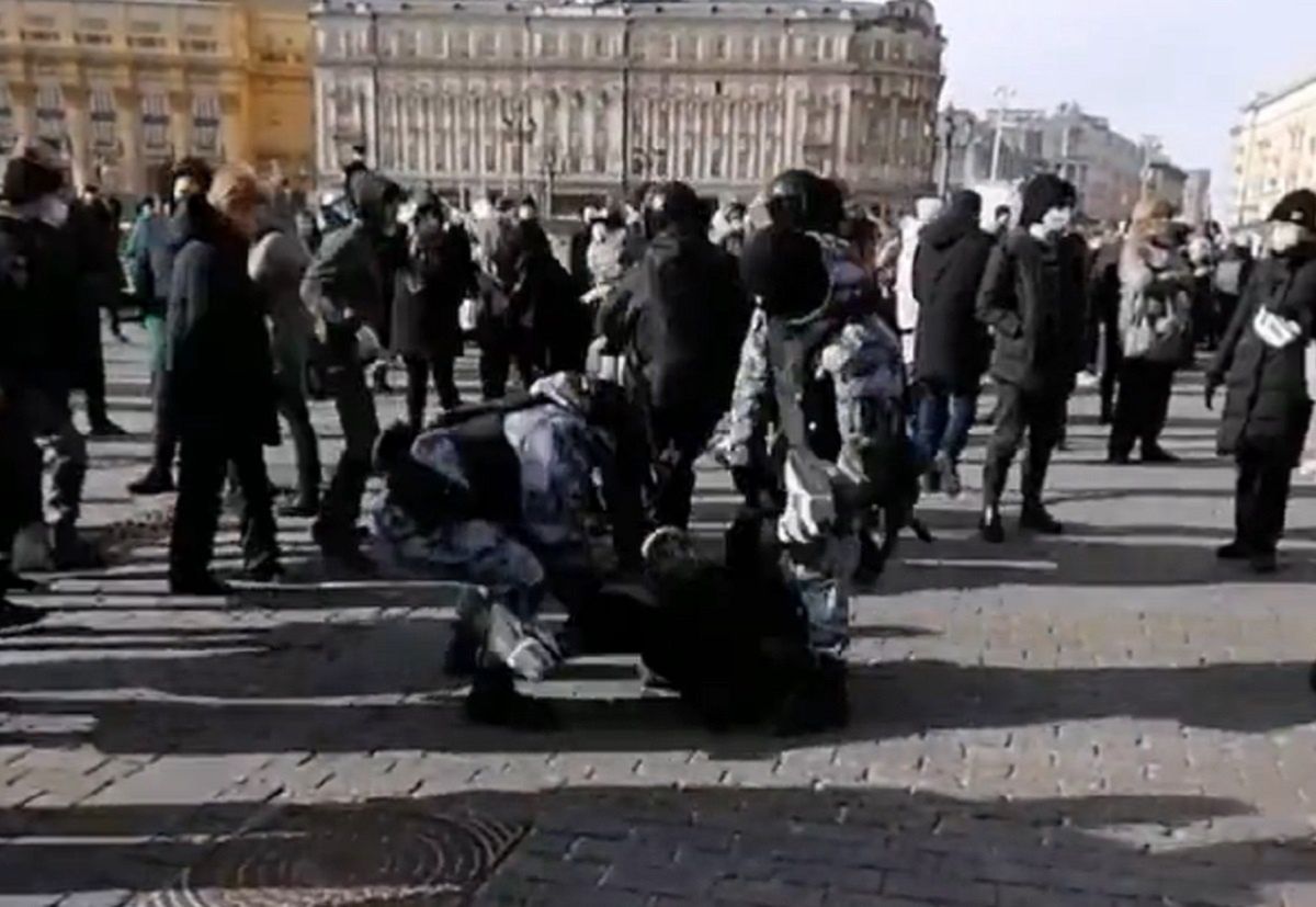 Protesty w Rosji. Krzyczeli "nie wojnie". Nagle wbiegli policjanci