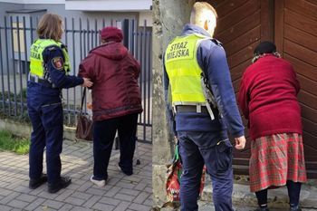 Lublin: Strażnicy miejscy pomogli dwóm starszym mieszkankom wrócić bezpiecznie do domu