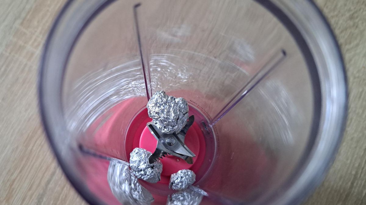 Podpatrzyłam, jak siostra wrzuca do blendera kulki z folii aluminiowej. Sprytny patent 