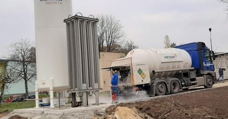 Zbiornik na tlen stanął przed szpitalem w Kraśniku. Tydzień temu zabrakło tlenu dla pacjentów