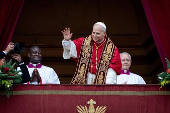 Tłumy w Watykanie na wielkanocnej mszy z papieżem Leonem XIV