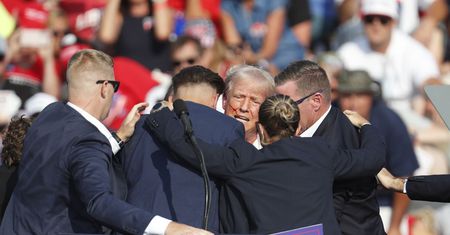 Nieudany zamach na Trumpa. Zakrwawiony został ewakuowany przez agentów