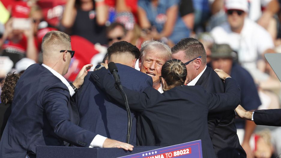 Former US President Donald Trump is rushed off stage by secret service after an incident during a campaign rally at the Butler Farm Show Inc. in Butler, Pennsylvania, USA, 13 July 2024. EPA/DAVID MAXWELL Dostawca: PAP/EPA.