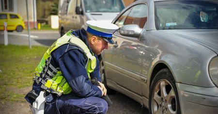 Policjant zerknie na opony i sprawdzi sześć rzeczy. Kara to nawet 3000 zł