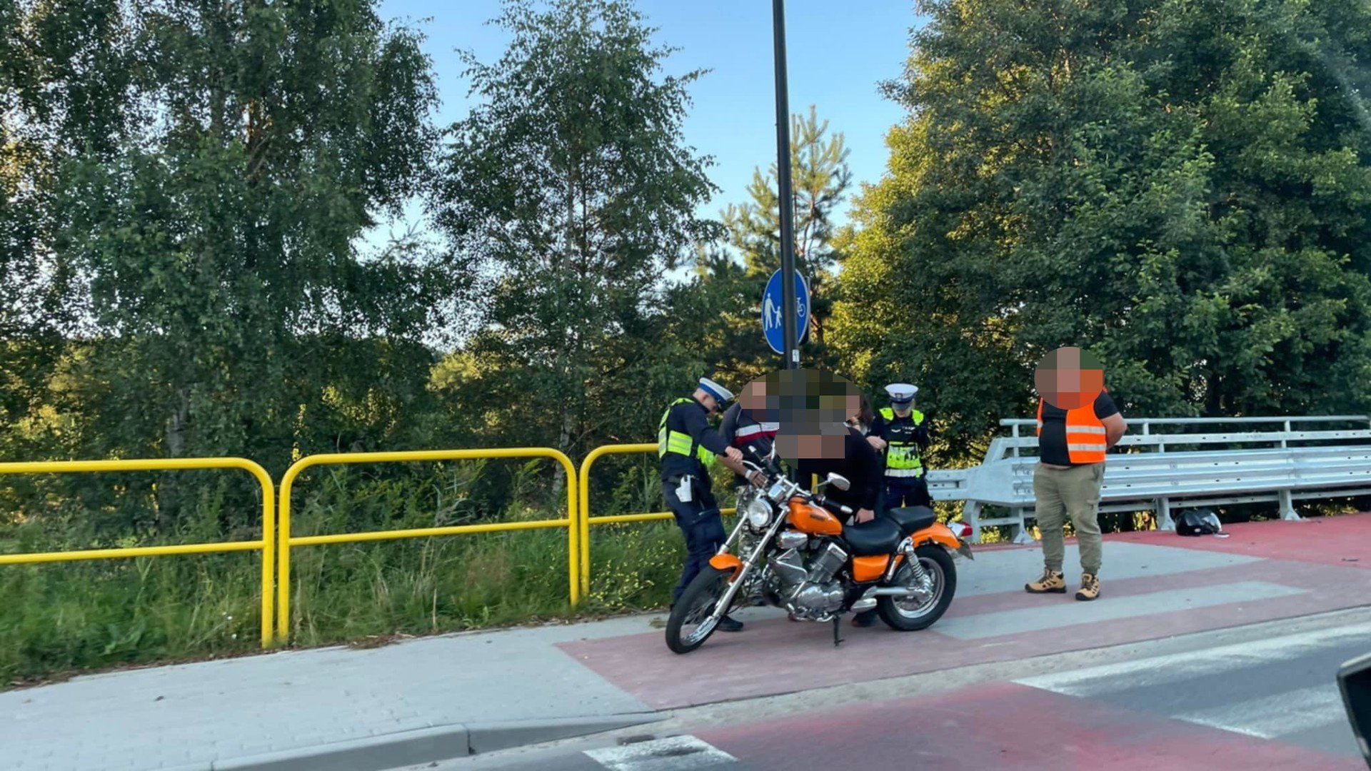 Osobówka uderzyła w dwa motocykle
