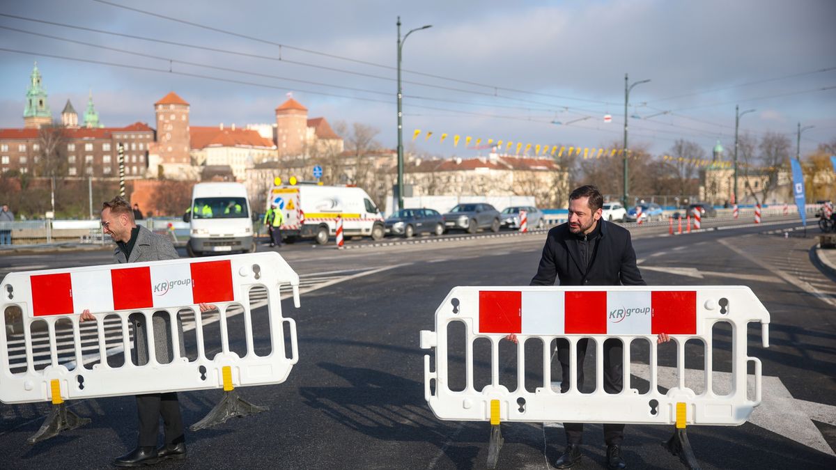 Aleksander Miszalski
Krak�w, 28.11.2025. Prezydent Krakowa Aleksander Miszalski (P) podczas otwarcia dla ruchu samochodowego mostu Grunwaldzkiego w Krakowie, 28 bm. Remont mostu Grunwaldzkiego rozpocz�� si� 10 maja br. i obj�� m.in. wymian� nawierzchni jezdni i torowiska tramwajowego. (sko) PAP/�ukasz G�gulski
�ukasz G�gulski
most, most Grunwaldzki, mostu Grunwaldzkiego, otwarcie, remont