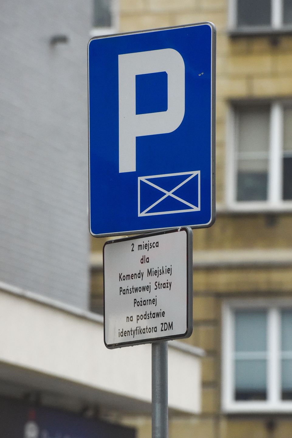 Maciej Musiał parkuje na zakazie
