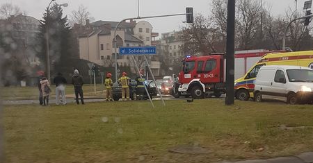 Poranny wypadek na al. Solidarności w Lublinie. Zderzyły się trzy samochody