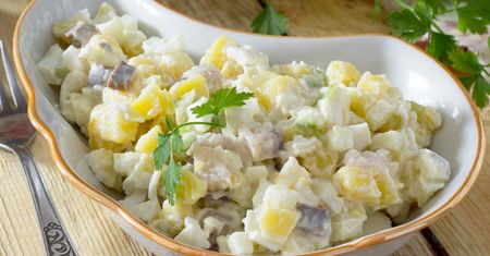 Już nie tylko w śmietanie czy occie. Popularną rybkę dodaję do sałatki