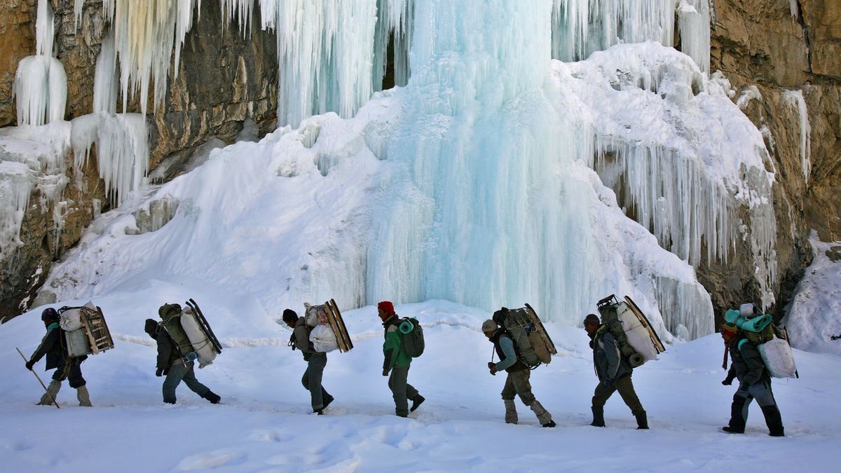 Nauczyciele podróżują przez kaniony i zamarzniętą rzekę, niosąc kaganek edukacji 1