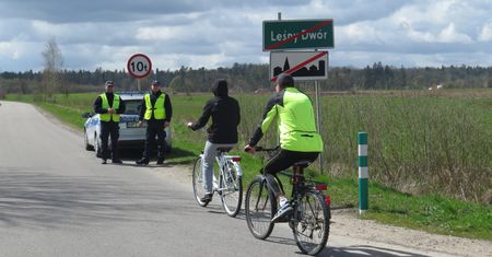 Wyprzedzanie rowerzystów na podwójnej ciągłej i zakazie. Czasem jest dozwolone