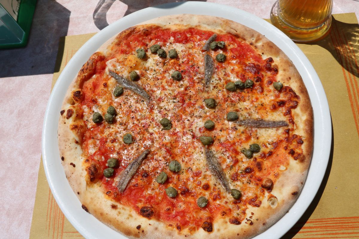 Pizza z kaparami - Pyszności
