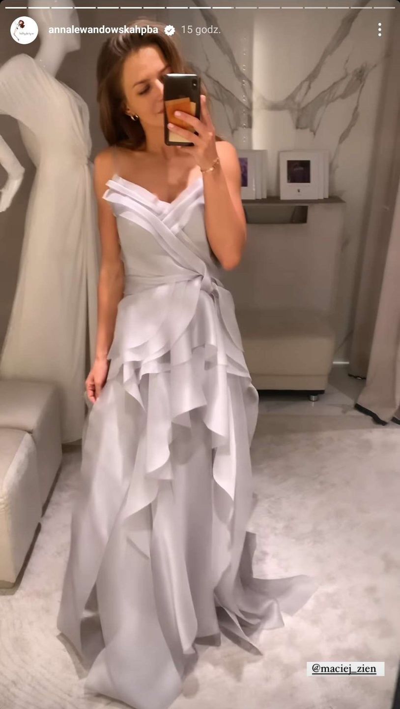 Anna Lewandowska w nostalgicznym nastroju pozuje w sukni ślubnej 