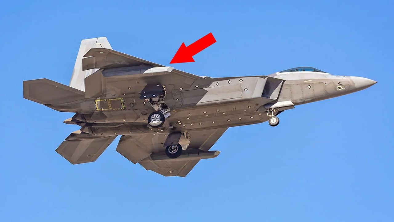 F-22 z tajemniczymi zasobnikami