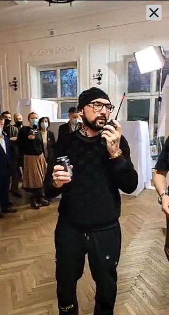 Przejęta Małgorzata Rozenek na planie u Patryka Vegi