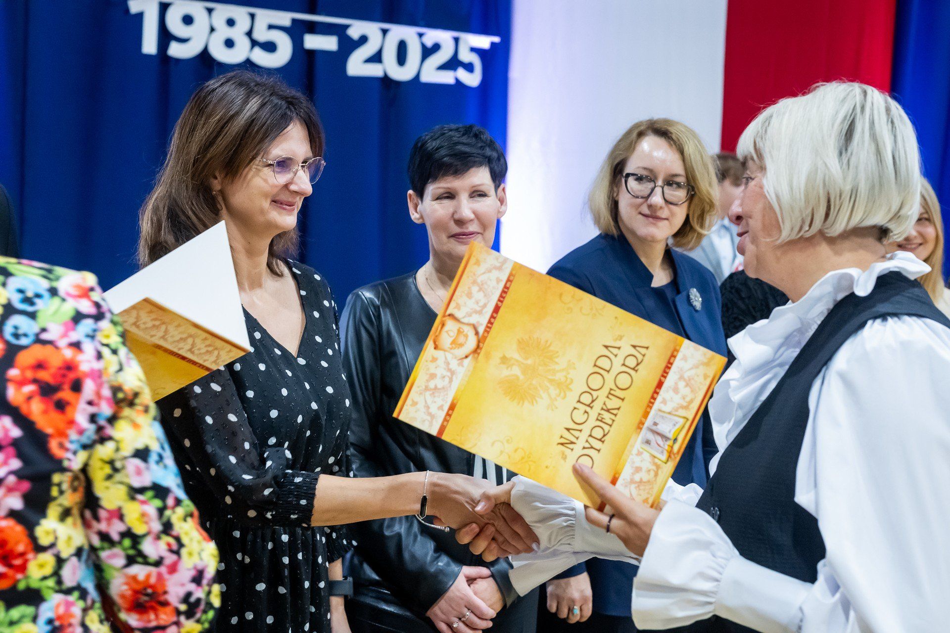 Uroczystą akademię, która odbyła się we wtorek (14 października), poprzedziło o poranku niezwykle ważne wydarzenie, czyli pasowanie na ucznia klas I. Oficjalnie już do grona społeczności szkolnej SP nr 32 przyjętych zostało 94 pierwszaków z czterech klas I.