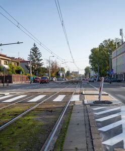 Warszawa. Ulica Obozowa przyjazna dla pieszych. Pojawiły się azyle