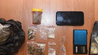 Policjanci z Sanoka dostali zgłoszenie. Mężczyzna dawał coś dziewczynom