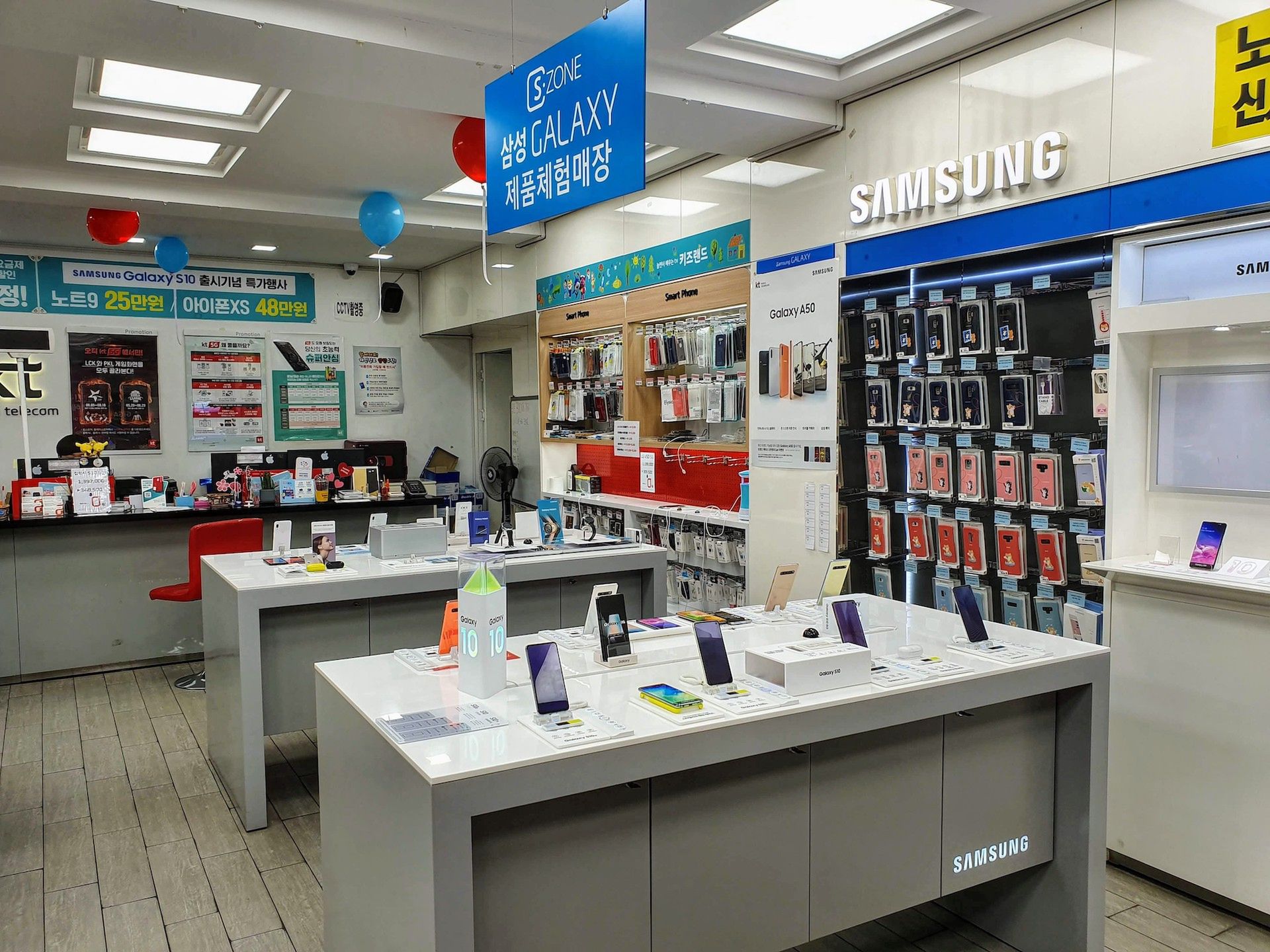 Z wizytą w salonie operatora w Korei Południowej. W tym kraju liczą się tylko trzy marki 2