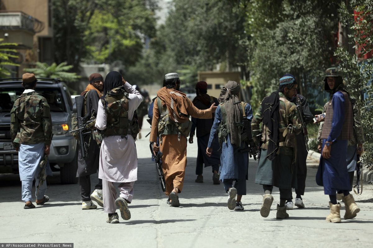 Talibskie patrole w miastach Afganistanu (AP Photo/Rahmat Gul) AP