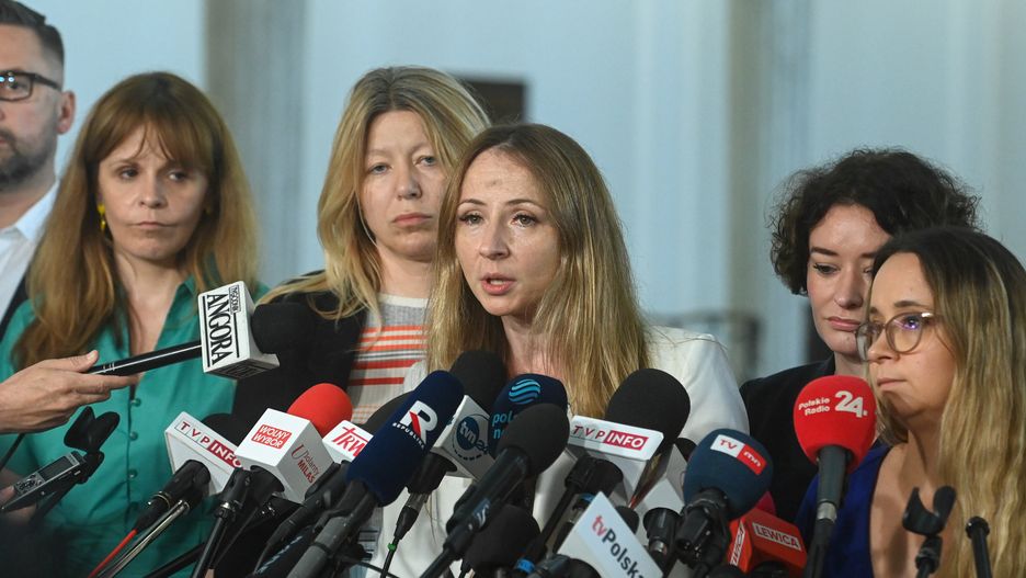 Warszawa, 12.07.2024. Minister rodziny, pracy i polityki społecznej Agnieszka Dziemianowicz-Bąk (C) oraz posłanki Lewicy Katarzyna Ueberhan (2L), Anna Maria Żukowska (2P), Marcelina Zawisza (P) i Dorota Olko (L) podczas konferencji prasowej w Sejmie w Warszawie, 12 bm. (sko) PAP/Piotr Nowak