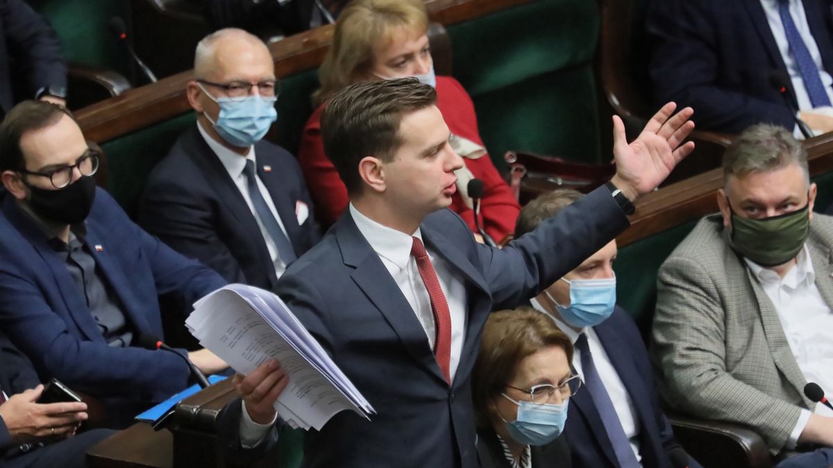 Marszałek Sejmu wyprosiła posłów Konfederacji za brak maseczek 