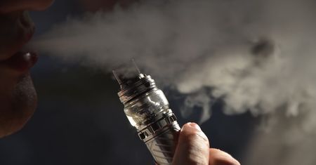 16-latek chciał ukraść e-papierosa. Groził scyzorykiem 14-latkowi na przystanku autobusowym