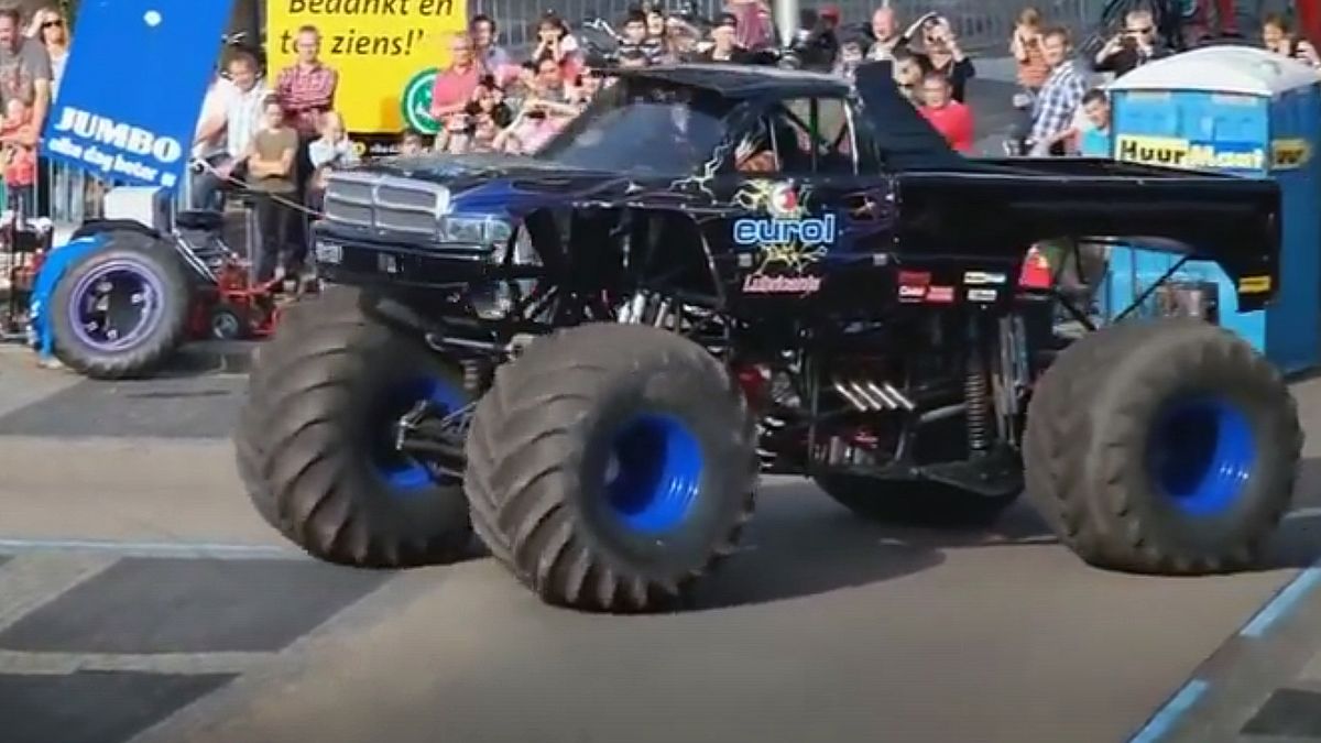 Trójka ludzi zginęła w wypadku z udziałem monster trucka na pokazie w Holandii [18+] 1