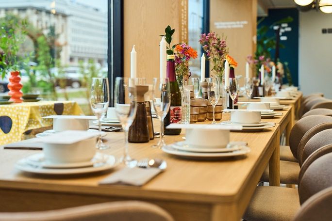 Aranżacja stołu do celebracji posiłków z IKEA