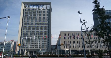 Kolejna marka łączy siły z chińskim Geely. Francuzi chcą rozwijać hybrydy i spalinówki