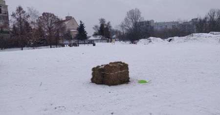 Warszawa. Betonowy kosz na trasie zjazdu. Urzędnicy owinęli go słomą