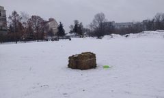 Warszawa. Betonowy kosz na trasie zjazdu. Urzędnicy owinęli go słomą