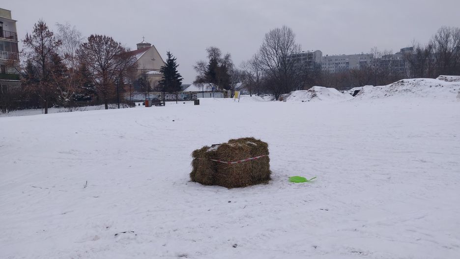 Warszawa. Betony kosz na trasie zjazdu. Urzędnicy owinęli go słomą, fot. SM Wyżyny - nieoficjalna strona mieszkańców - Facebook