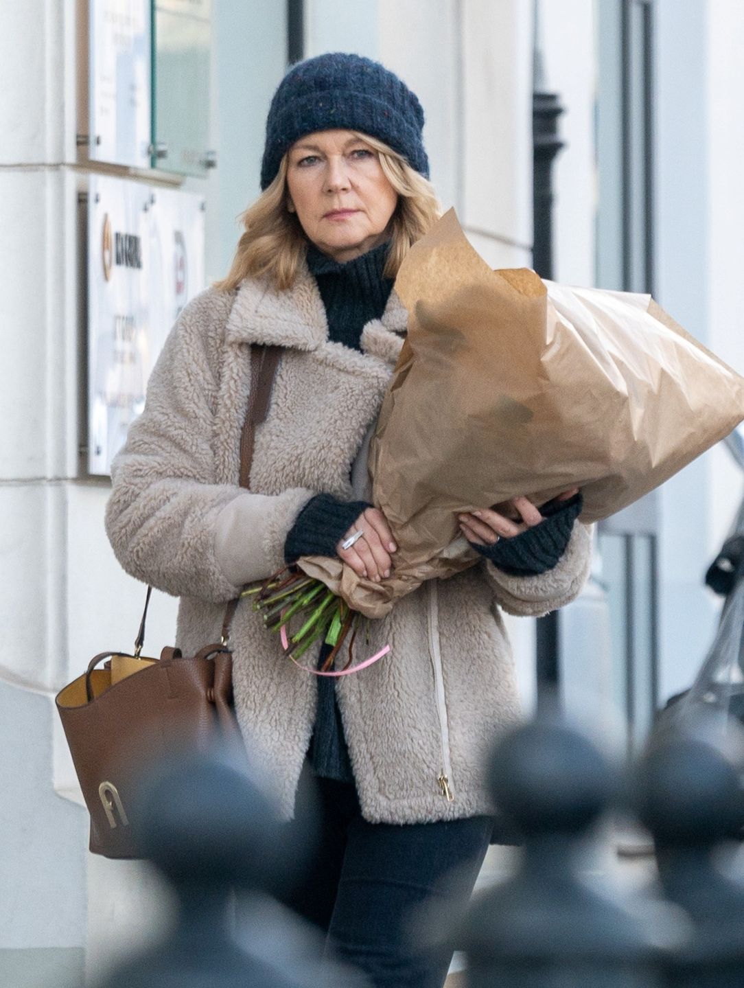 Grażyna Torbicka wręcza mamie kwiaty