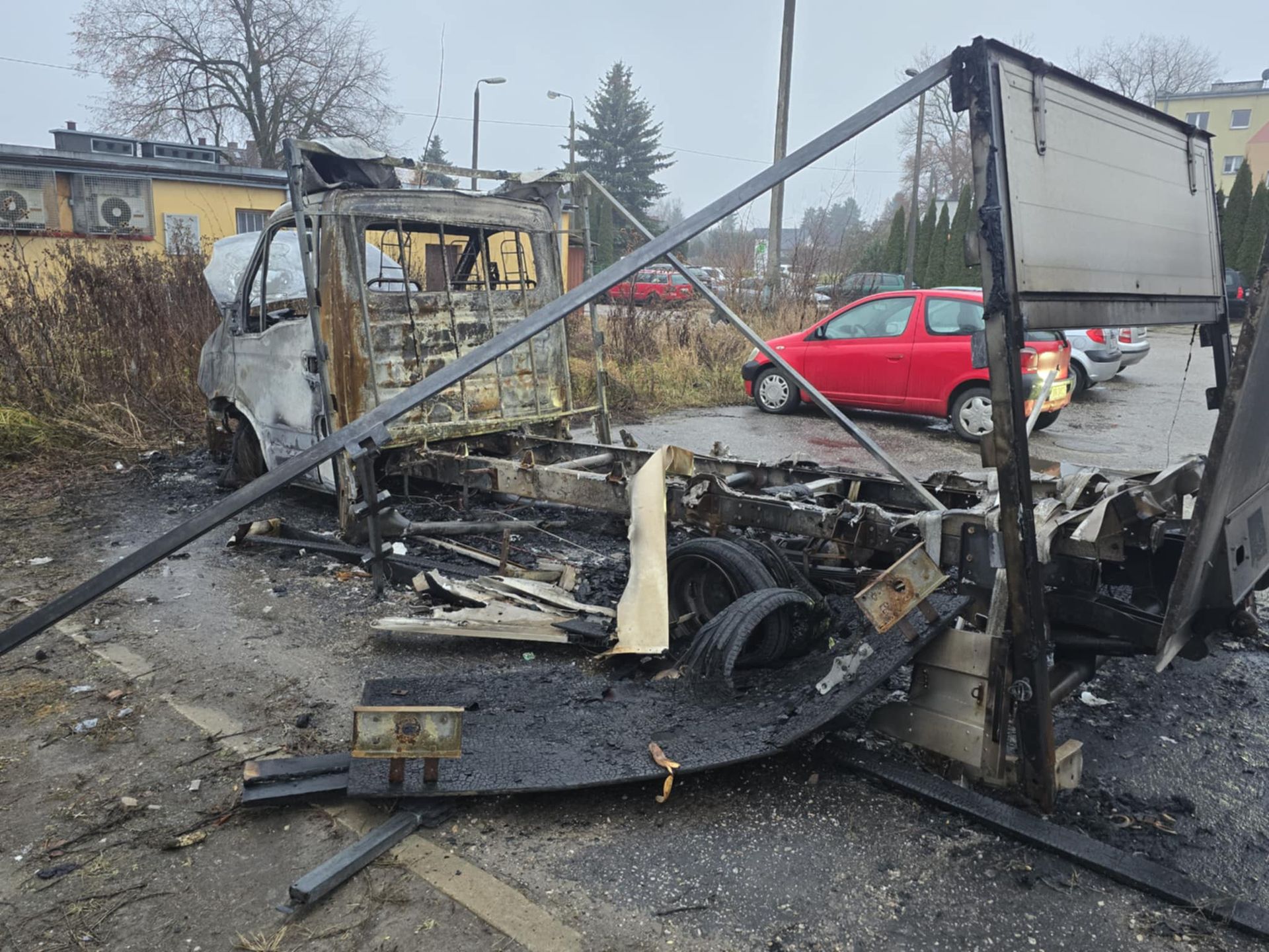 Pożar samochodu przy stacji kolejowej w Lublinie. Iveco spłonęło doszczętnie
