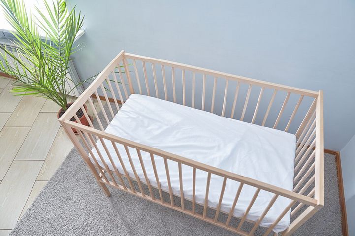 Drewniane łóżeczko dziecięce – dlaczego warto się na nie zdecydować? Poznaj najważniejsze korzyści