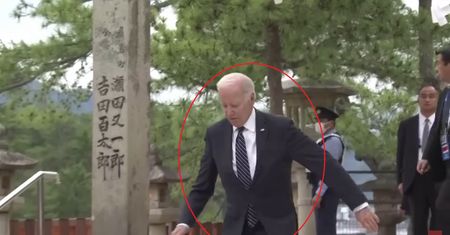 Biden prawie spadł ze schodów. Wszystko nagrały kamery