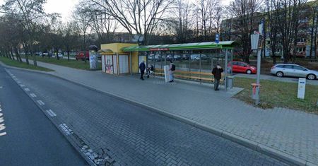 Niepokojący incydent na przystanku autobusowym. Poprosił kobietę o plunięcie na twarz, a następnie całował jej buty