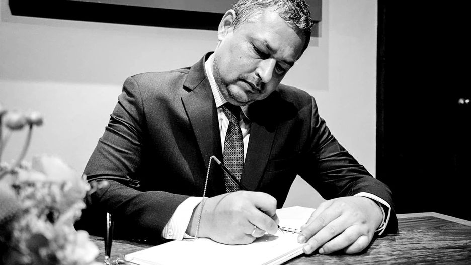 Ambasador Ukrainy zmarł na wakacjach. "Obudził się i zwymiotował"