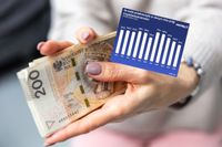 Spada liczba najlepiej zarabiających etatowców 