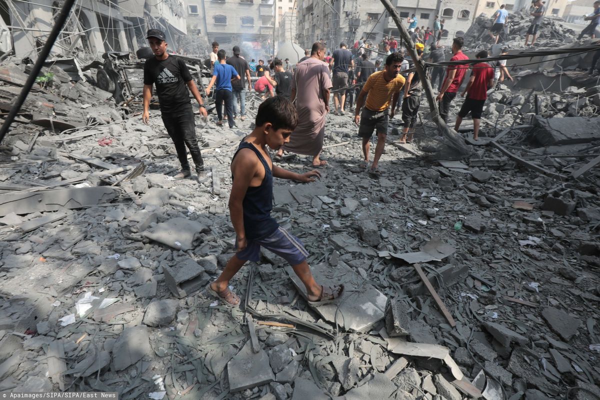 Wojna Izraela z Hamasem.  Na fot. zniszczenia po izraelskim nalocie na meczet Sousi w mieście Gaza