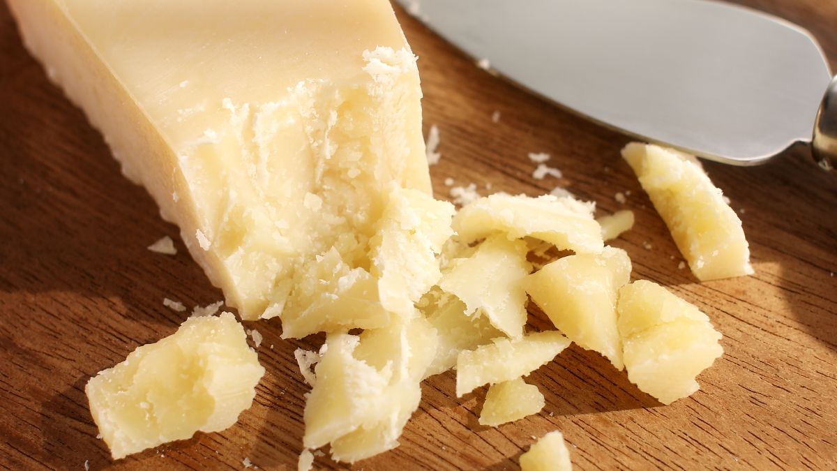 Co zrobić ze skórką od parmezanu?