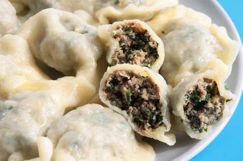 Pierogi z mięsem według przepisu teściowej. Do masy dodaje popularne warzywo