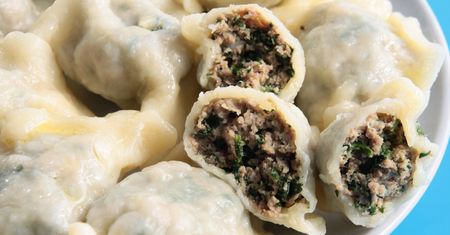 Pierogi z mięsem według przepisu teściowej. Do masy dodaje popularne warzywo