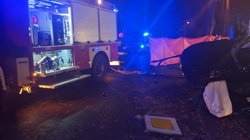 Volkswagen wjechał w drzewo na ul. Glinianej | fot. KM PSP Lublin