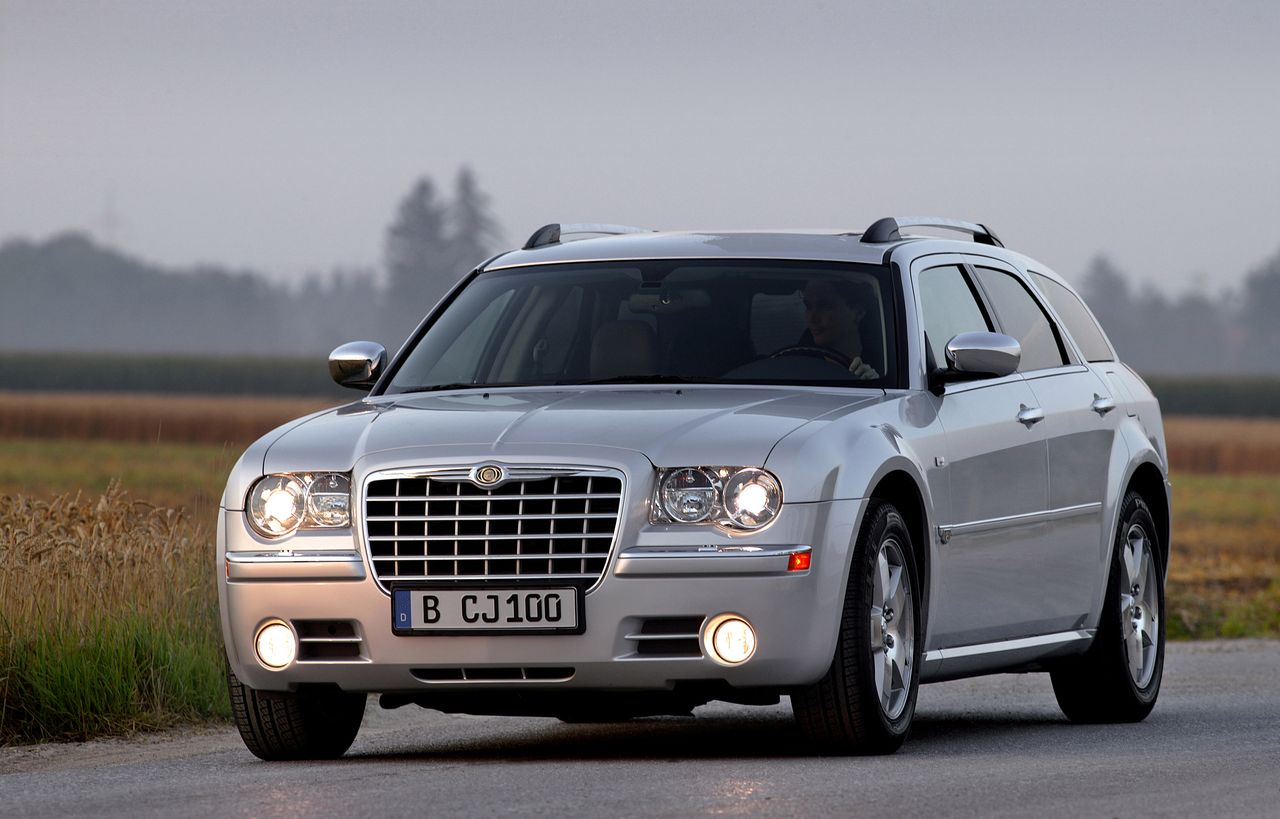 Chrysler 300C - pułapka, jeśli pod maską nie ma silnika V8. Ogólnie samochód wymaga sporo nakładów, ale wszystko zależy od podejścia właściciela.